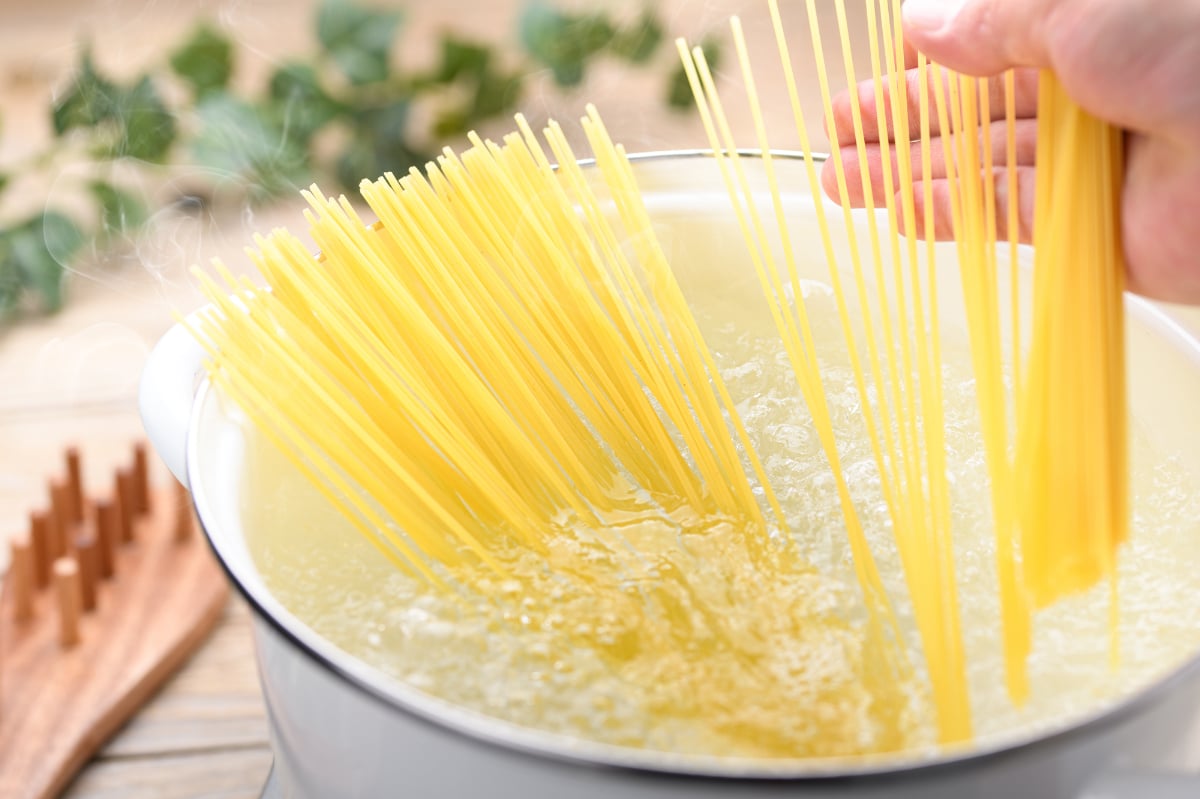 「パスタ」ゆでるとき、塩って本当に入れなきゃダメ？　人気料理講師が教える“2つのメリット”